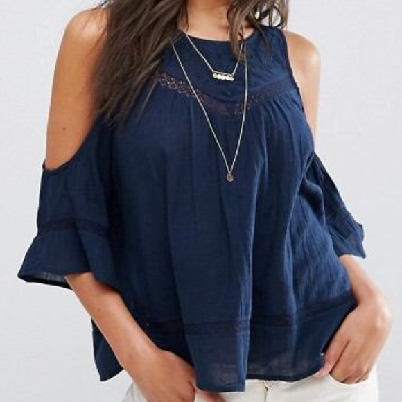Abercrombie & Fitch Tops - ❤️Host Pick❤️A & Fitch cold shoulder shirt